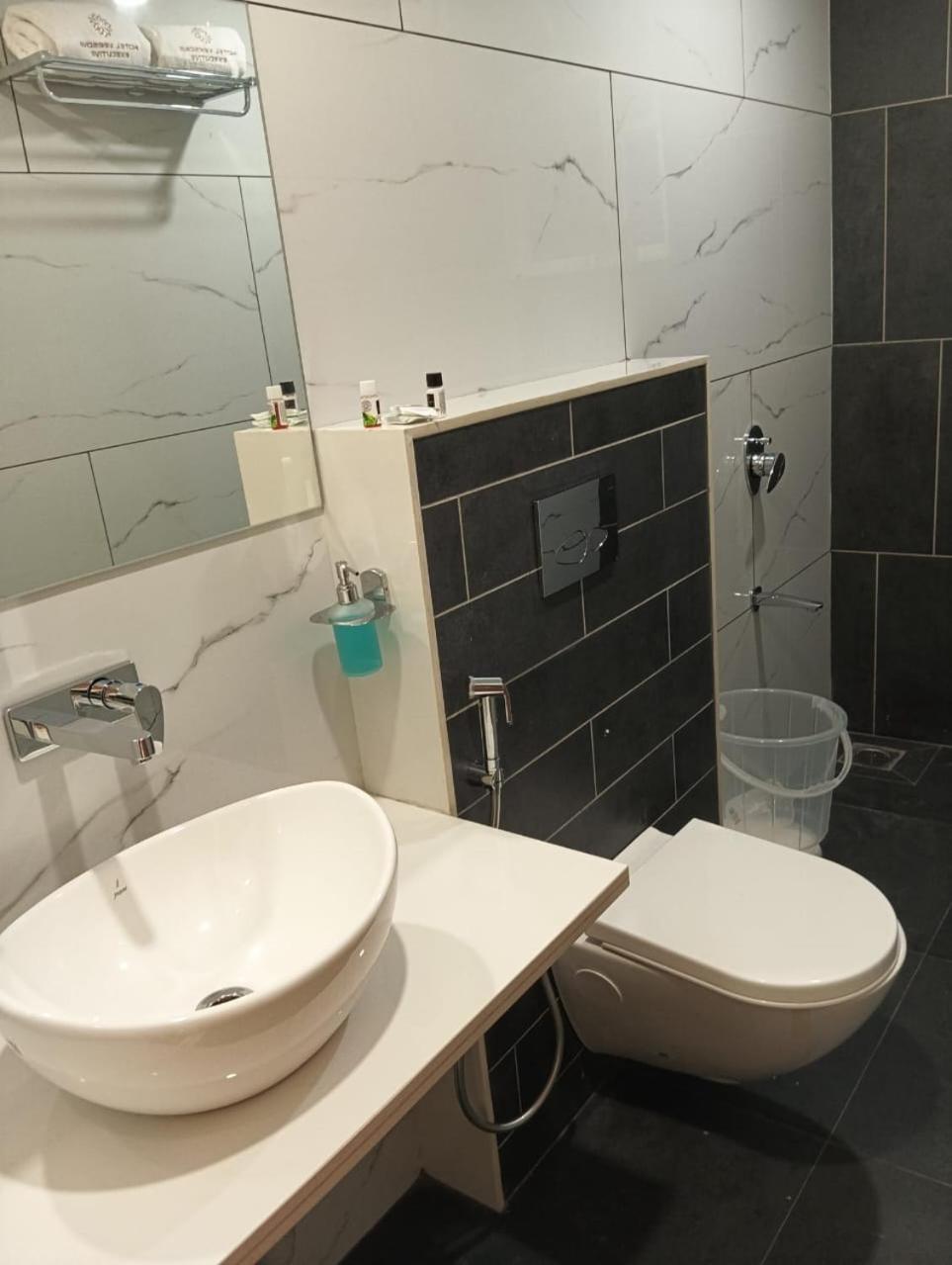 סולאפור Hotel Veesons Executive מראה חיצוני תמונה